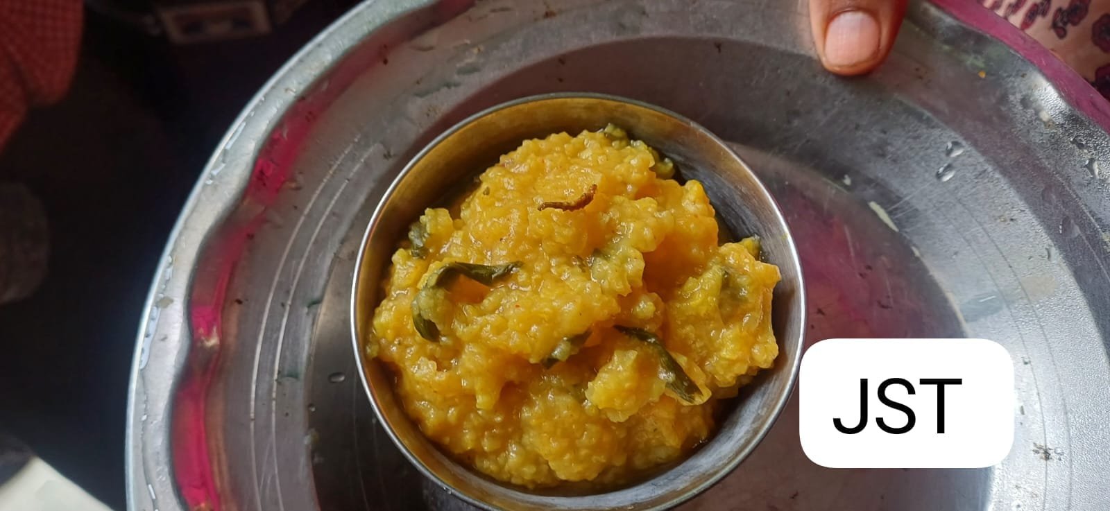 कंपोजिट विद्यालय में परोसी गई तहरी में कीड़ा निकलने पर मचा हड़कंप
