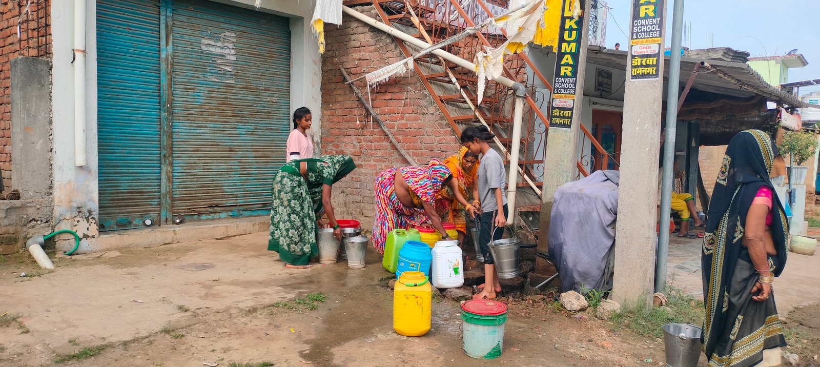 महीनों से जला पड़ा नलकूप का मोटर, पानी के लिए दर-दर भटक रहे ग्रामीण