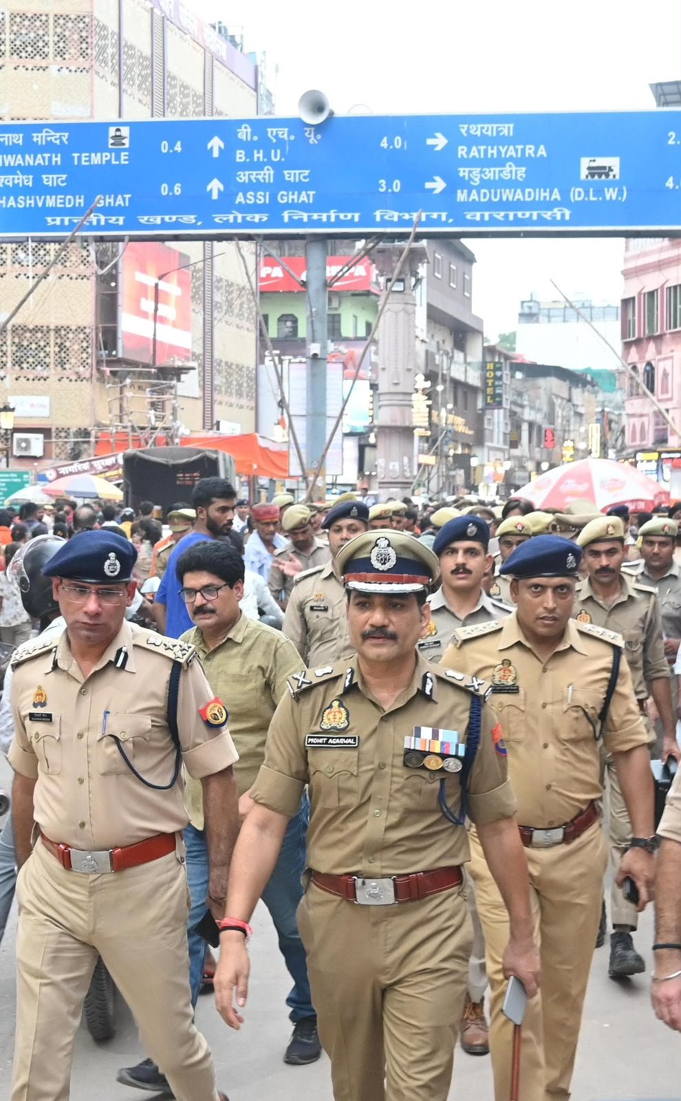 सावन के पहले सोमवार पर सुरक्षा का अभेद्य घेरा, पुलिस आयुक्त मोहित अग्रवाल ने काशी विश्वनाथ धाम की व्यवस्थाएं परखी