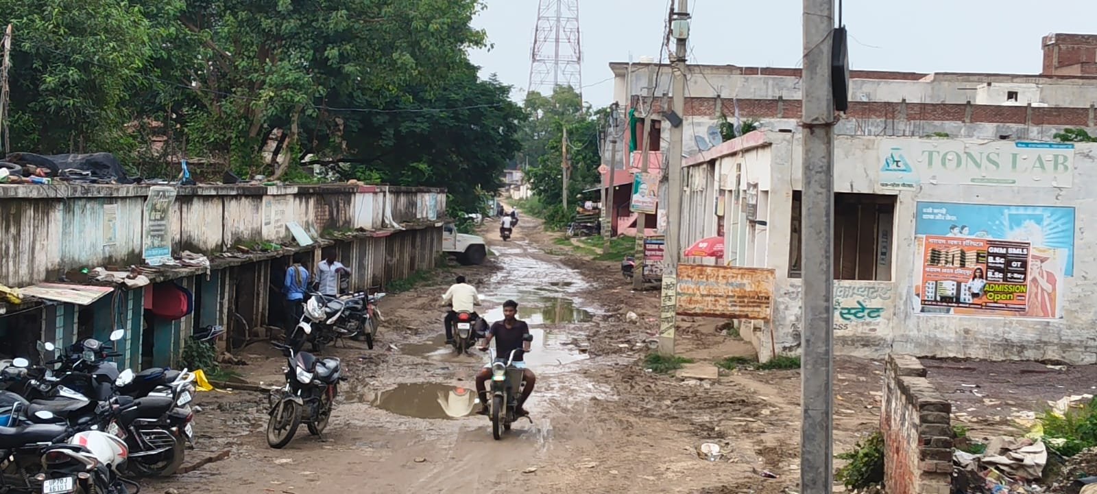 पटेल चौराहे से रेलवे स्टेशन जाने वाली जर्जर सड़क बनी हादसों का कारण, ग्रामीणों में आक्रोश