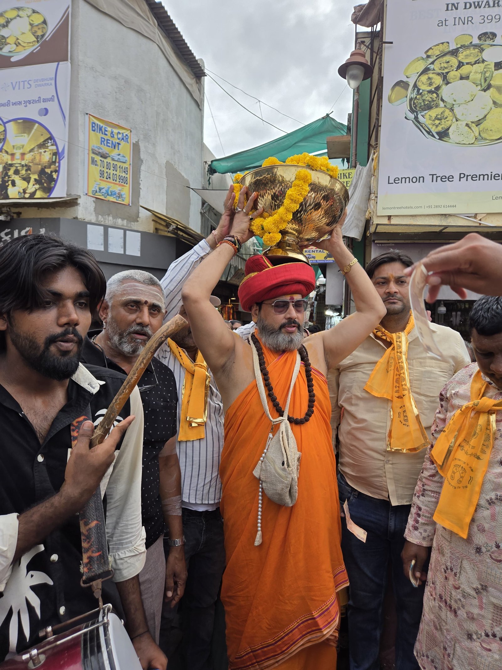 द्वारकाधीश धाम में ध्वजारोहण का परम सौभाग्य, विश्व कल्याण एवं सनातन संस्कृति की समृद्धि का लिया संकल्प