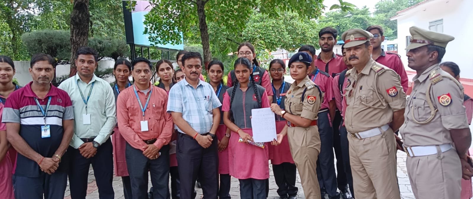 विद्यालय में सड़क सुरक्षा एवं यातायात जागरूकता कार्यक्रम आयोजित