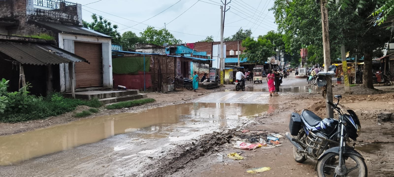अमीलहवा चौराहे पर नाली के अभाव में जलभराव, कीचड़ से होकर गुजरने को मजबूर लोग