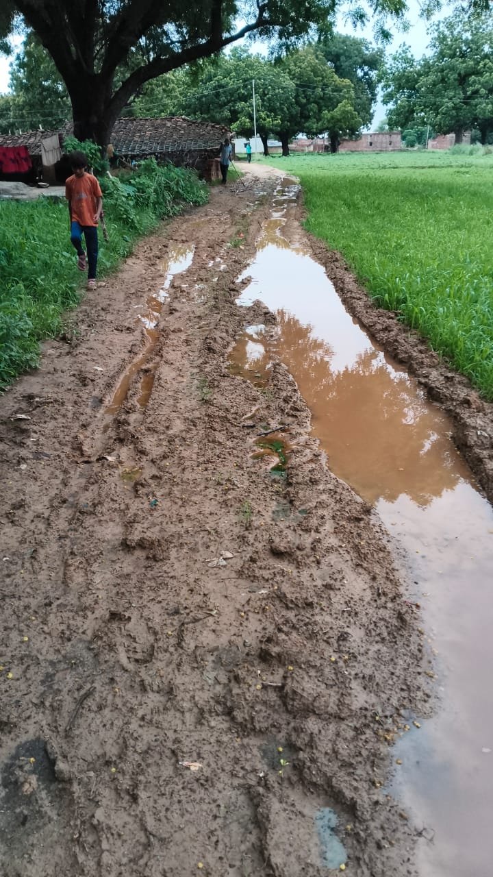 शिमला की 400 मीटर सड़क बनी ग्रामीणों की परेशानी, बारिश में आवागमन ठप, ग्रामीणों में आक्रोश