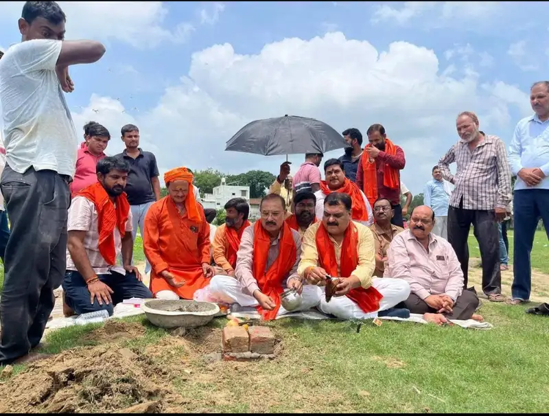 इटौंजा को मिली बड़ी सौगात: डॉ. भीमराव अंबेडकर खेल मैदान बनेगा आधुनिक मिनी स्टेडियम, विधायक योगेश शुक्ला ने किया भूमि पूजन