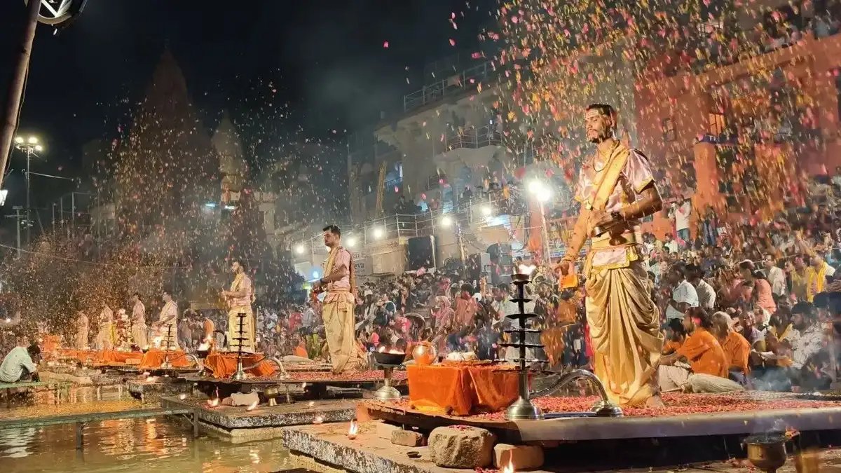 Varanasi Ganga Aarti: गंगा का जलस्तर बढ़ा तो 15 फीट पीछे हुआ दशाश्वमेध घाट का आरती स्थल, श्रद्धालुओं की सुरक्षा पहली प्राथमिकता