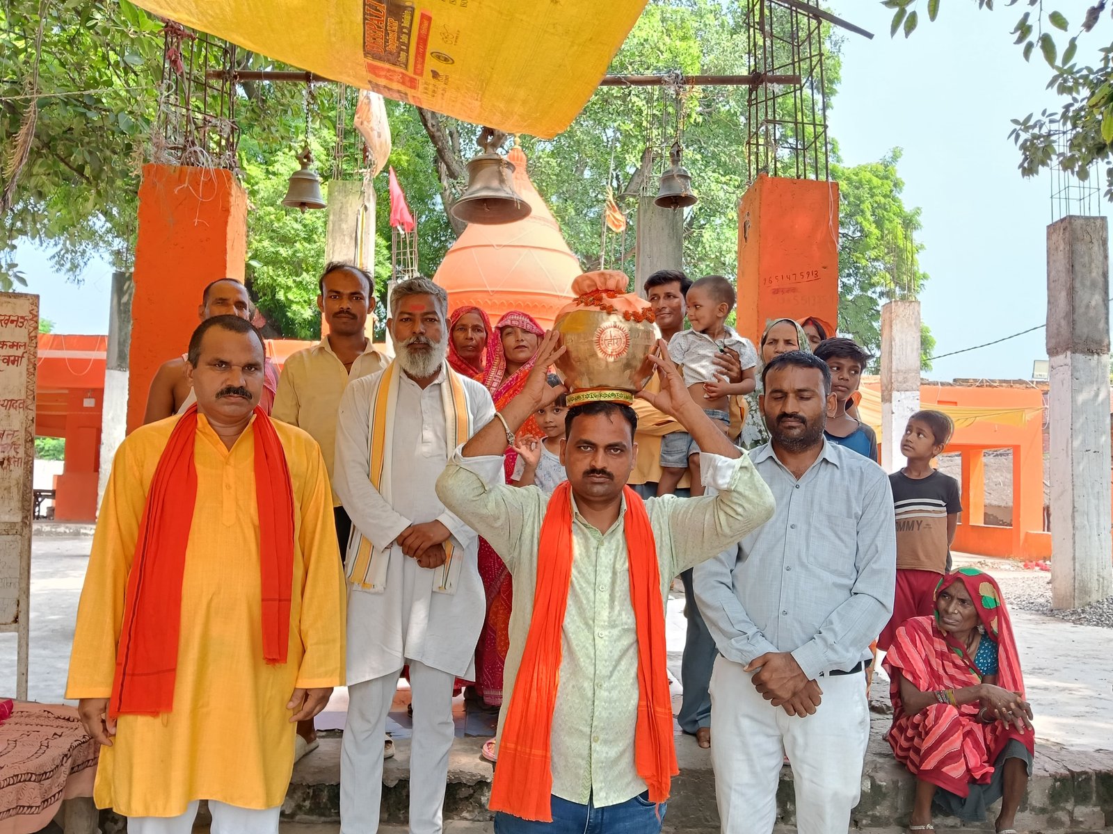 काशी से पवित्र मिट्टी लेकर महोना पहुंचा कलश रथ, मंदिरों में हुआ भव्य पूजन-अर्चन