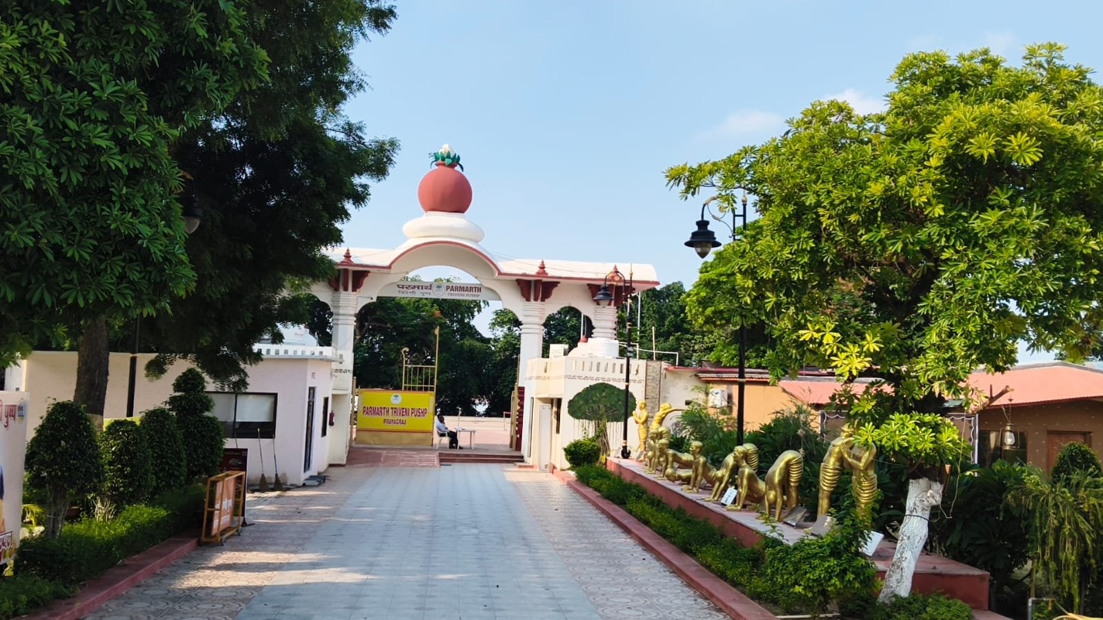 परमार्थ त्रिवेणी पुष्प आश्रम बना आस्था का केंद्र, चारों वेदों और चारों धामों का श्रद्धालुओं को कराता है स्मरण