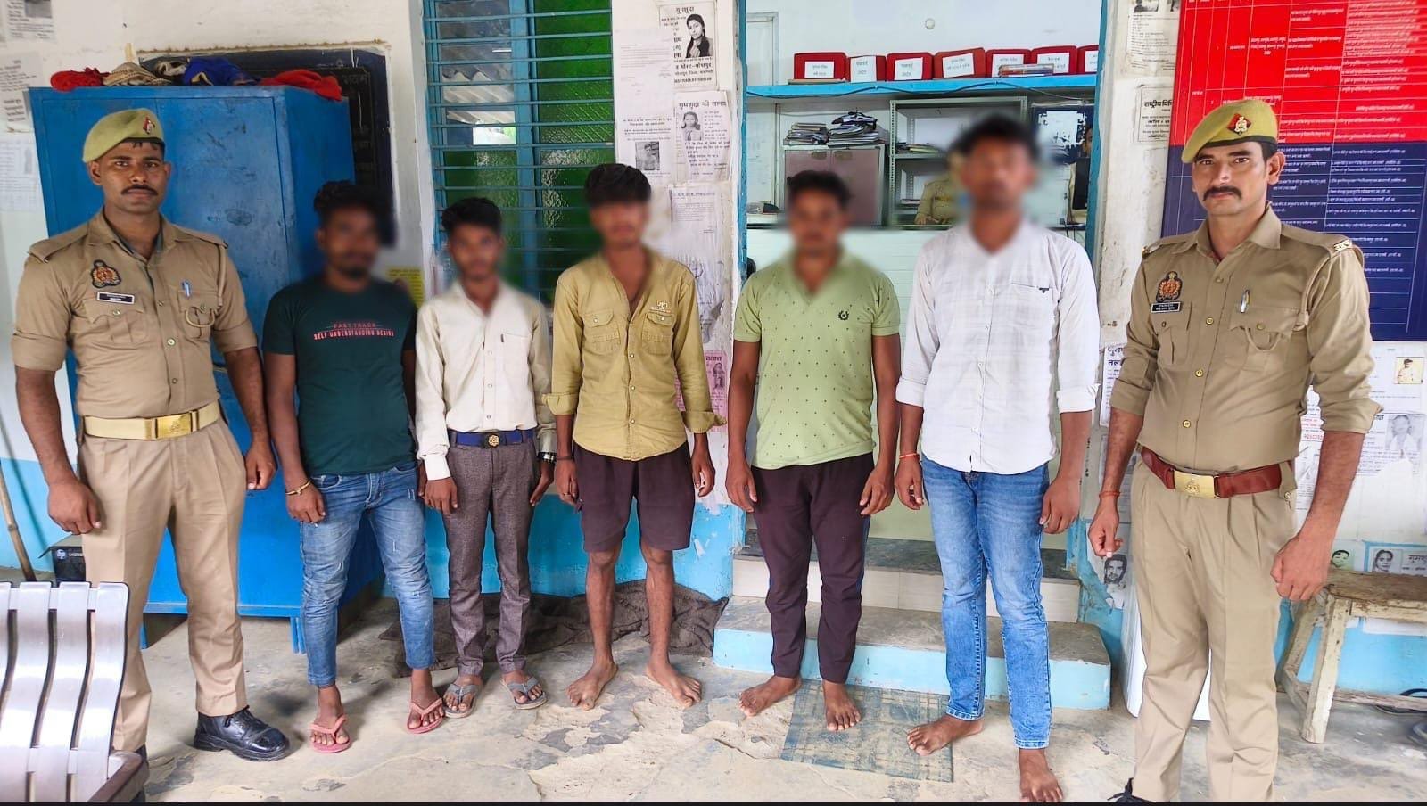 जंसा पुलिस की बड़ी कार्रवाई: छात्राओं से छेड़छाड़ करने वाले 5 मनचले गिरफ्तार