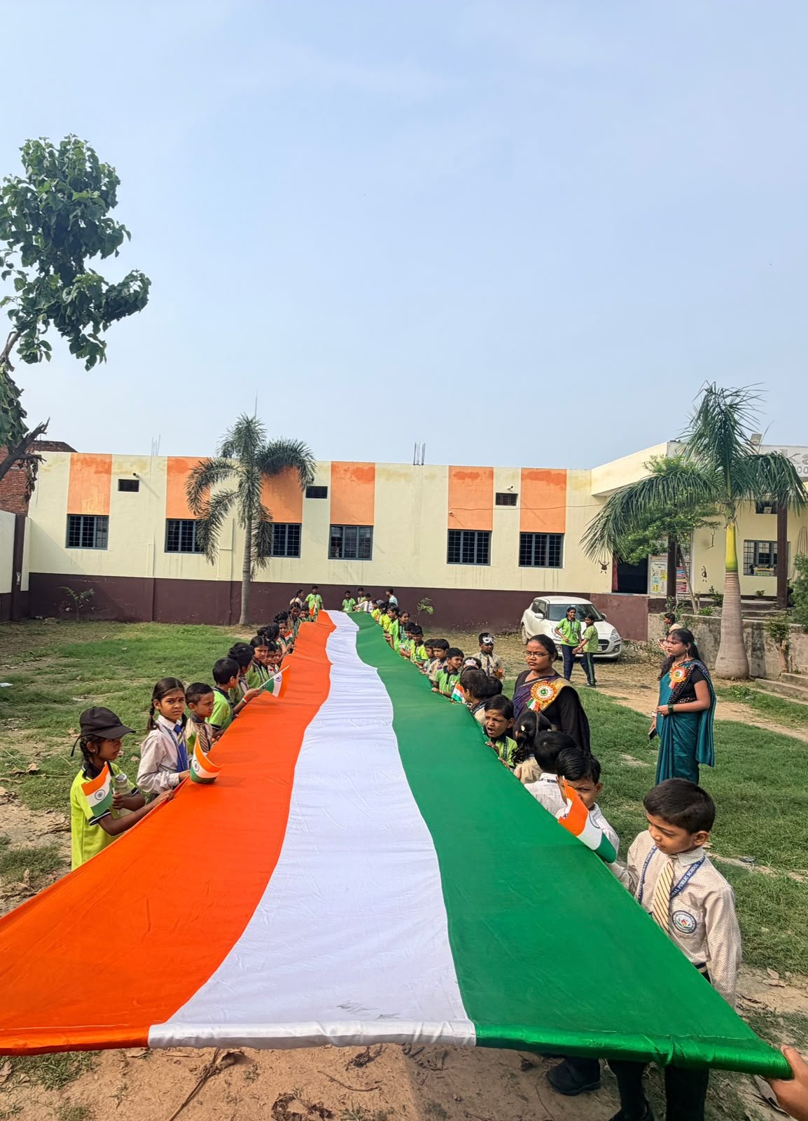देशभक्ति के नारों से गूंजा दुल्हीपुर, विद्यार्थियों ने निकाली भव्य तिरंगा यात्रा