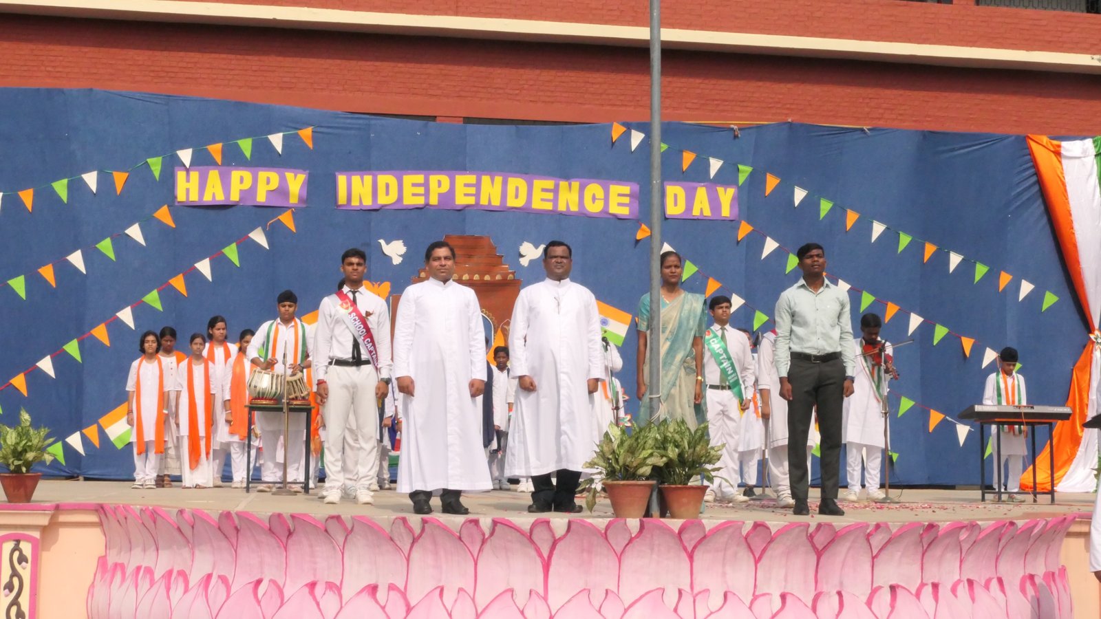 राष्ट्रप्रेम की भावना से गूंज उठा सेंट जॉन्स स्कूल बीएलडब्ल्यू का आंगन, रंगारंग कार्यक्रमों ने मोहा मन