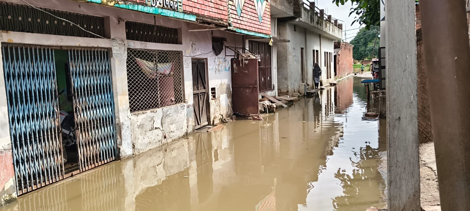 सड़कें तालाब में तब्दील, घरों में घुसा बारिश का पानी, लोगों का निकलना हुआ दुश्वार