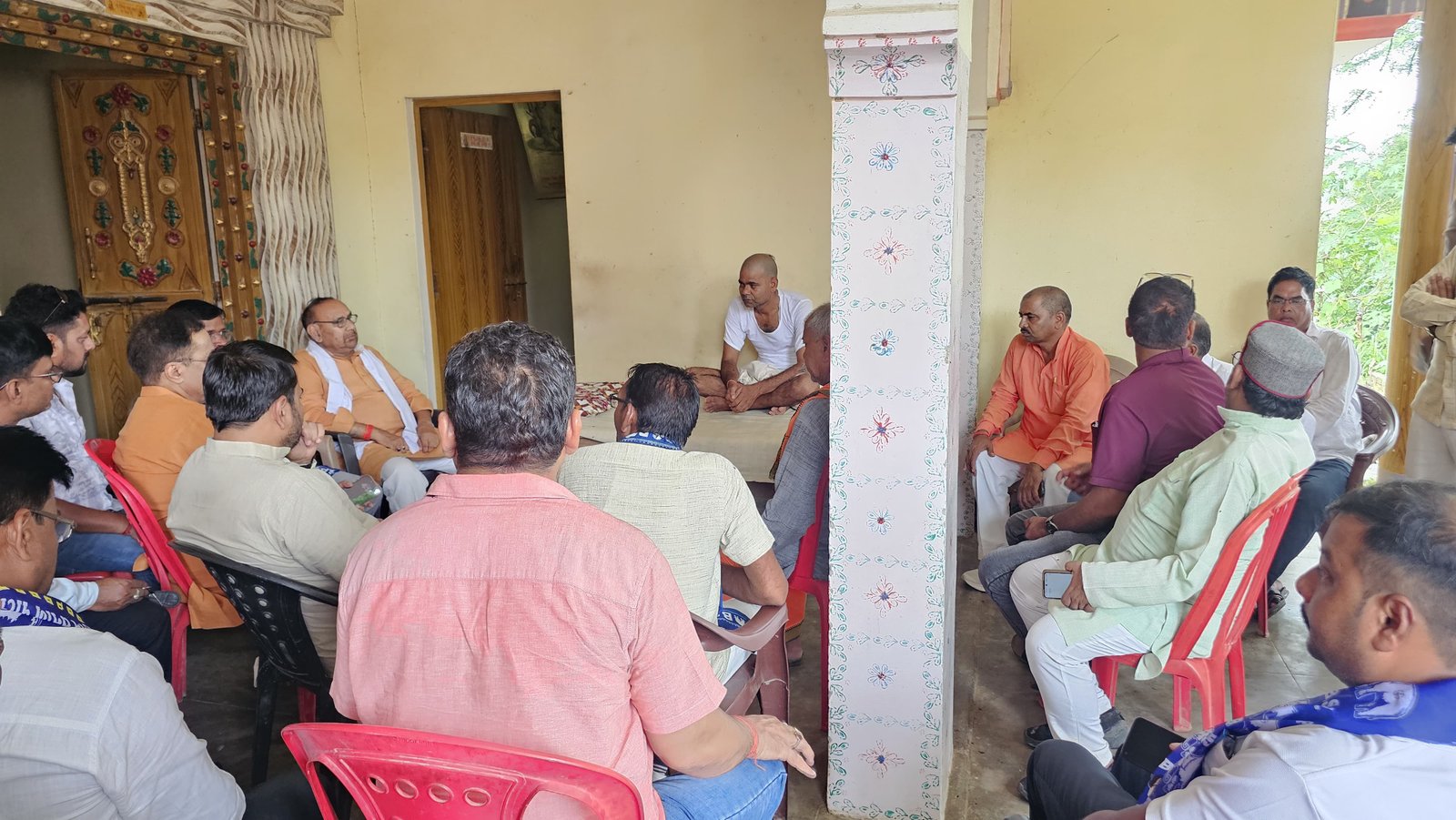 सांत्वना देने पहुंच रहे लोग, आरोपी के एनकाउंटर की मांग पर अड़े परिजन