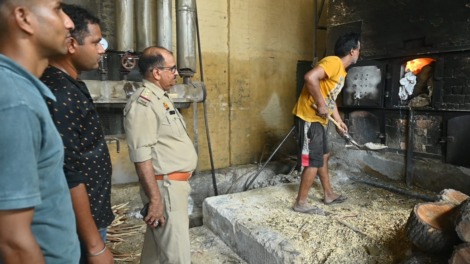 चंदौली पुलिस ने ढाई करोड़ रूपये का गांजा फूंका