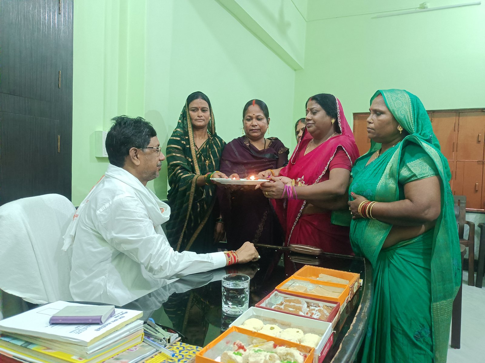 रक्षा बंधन पर सतपोखरी के प्रधान हमीदुल्लाह अंसारी को बहनों ने बांधी राखी, भाईचारे की मिसाल पेश की