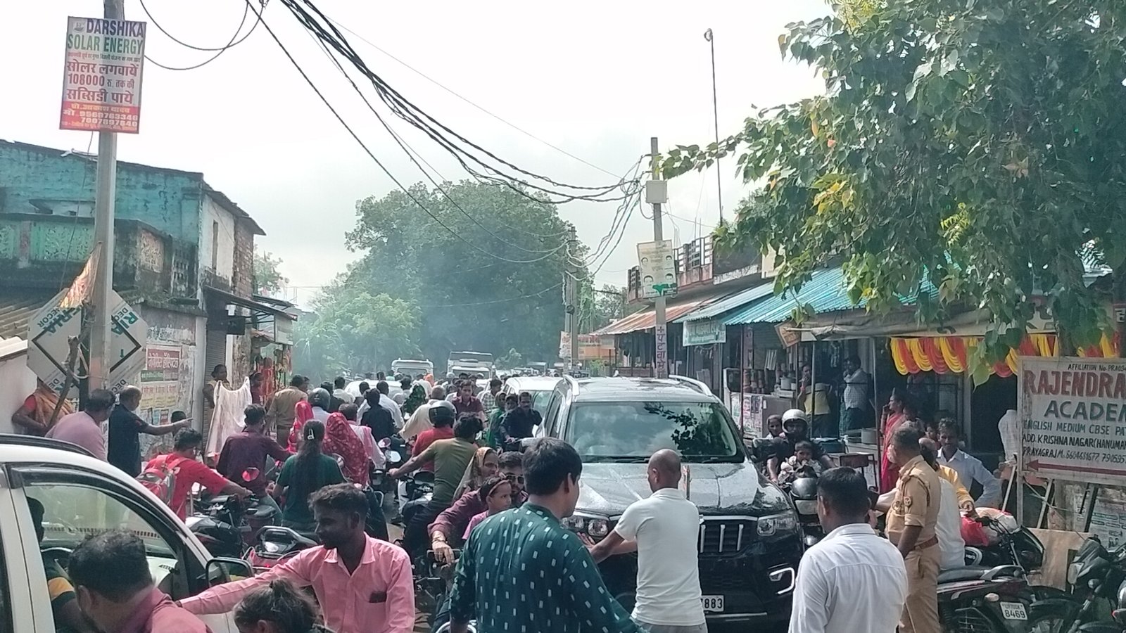 रक्षाबंधन को लेकर अमीलहवा चौराहे पर उमड़ी भारी भीड़
