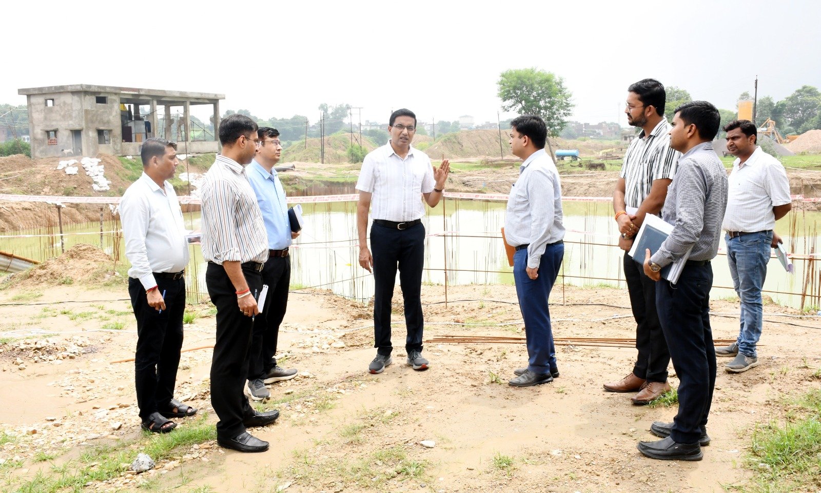 नैनी के 10 नए वार्डों की जलापूर्ति योजना में धीमी प्रगति पर मंडलायुक्त नाराज