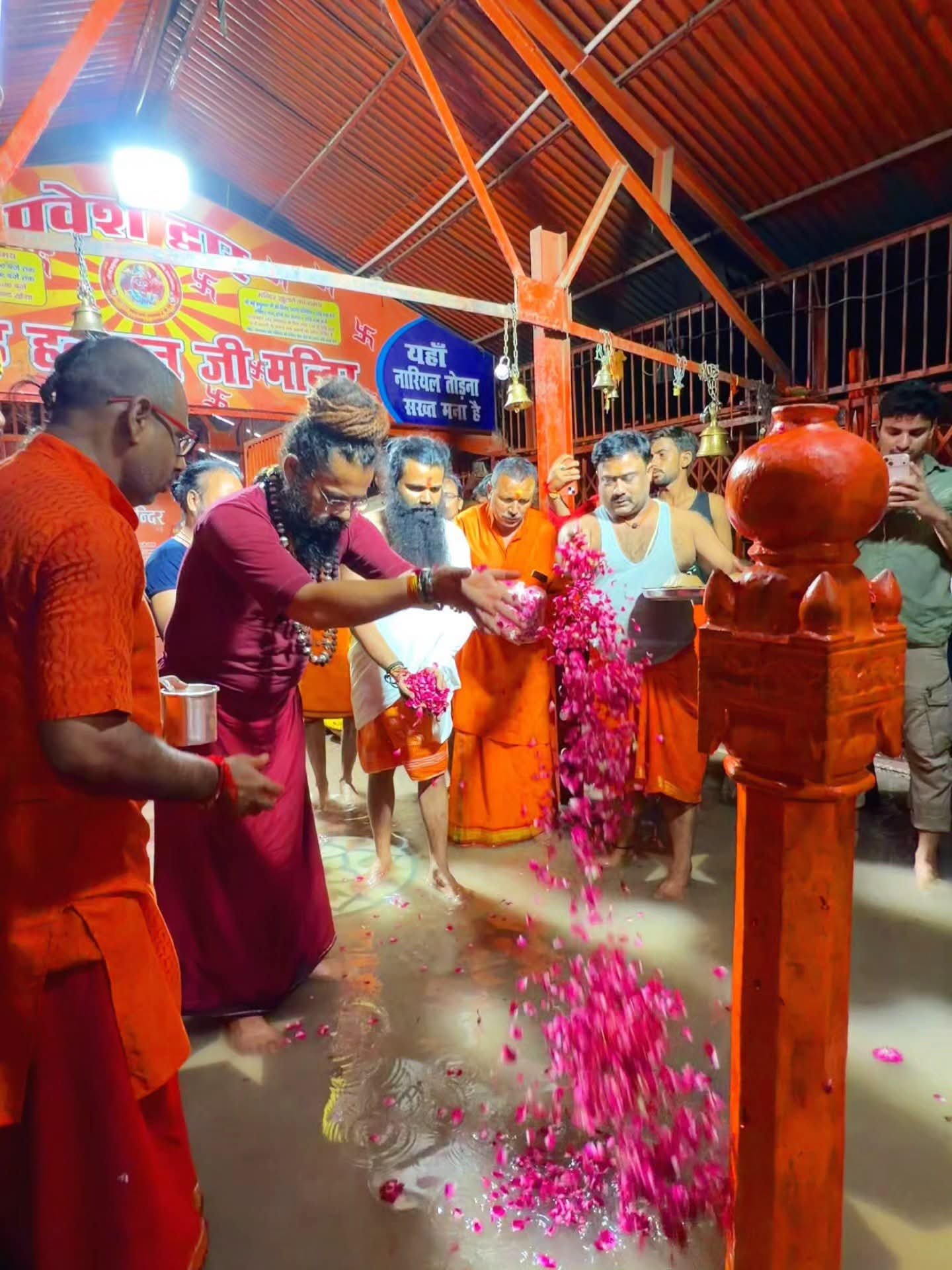 मां गंगा ने कराया बड़े हनुमान जी महाराज का दिव्य स्नान, संगम तट पर गूंजे जयकारे