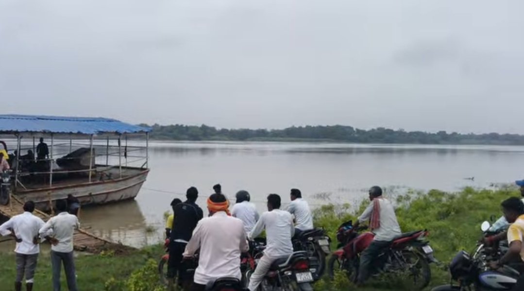 सिरसा-टेला घाट पर पक्के पुल की मांग, बाढ़ में नाव के सहारे आवागमन से ग्रामीणों में आक्रोश