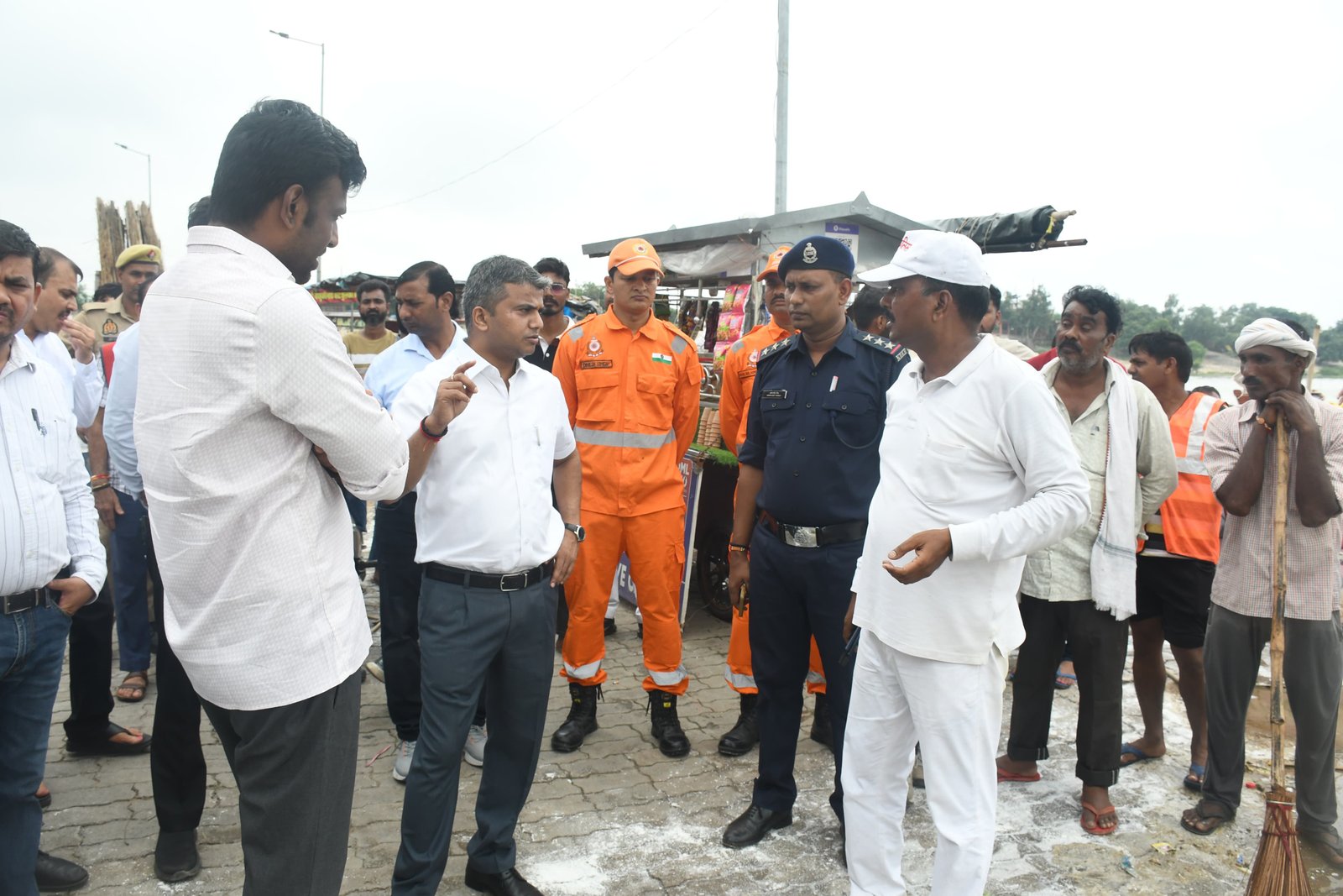 बाढ़ को लेकर प्रशासन अलर्ट, डीएम ने बक्शी बांध एसटीपी और नागवासुकी रोड पहुंचकर लिया जायजा