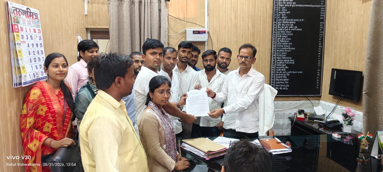 पंचायत सहायकों ने पांच सूत्रीय मांगों को लेकर बीडीओ को सौंपा पत्रक