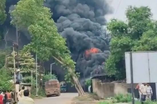 कौशाम्बी में पटाखा फैक्टरी में भीषण विस्फोट, मनौरी बाजार दहला; कई मौतें, दर्जनों घायल, 15 से ज्यादा मकान ध्वस्त