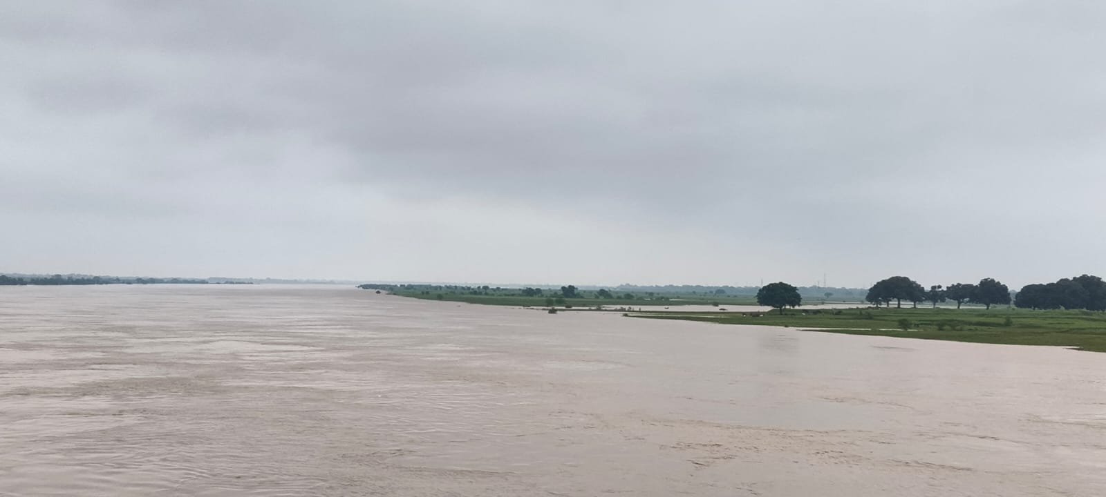 टोंस नदी का बढ़ता जलस्तर बढ़ा रहा बाढ़ का खतरा, चौकी-बगहा ऊपरौरा कछार के लोग चिंतित