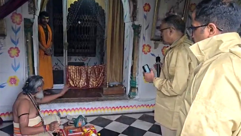 Chitrakoot Flood: बाढ़ के बीच भगवान को अकेला छोड़ने से पुजारी का इनकार, डीएम-एसपी ने जोड़े हाथ; बोले- ‘यहीं कटेगी जिंदगी’