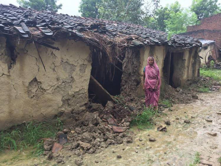 अमिलिया कलां में बारिश का कहर, तीन गरीबों के कच्चे मकान गिरे