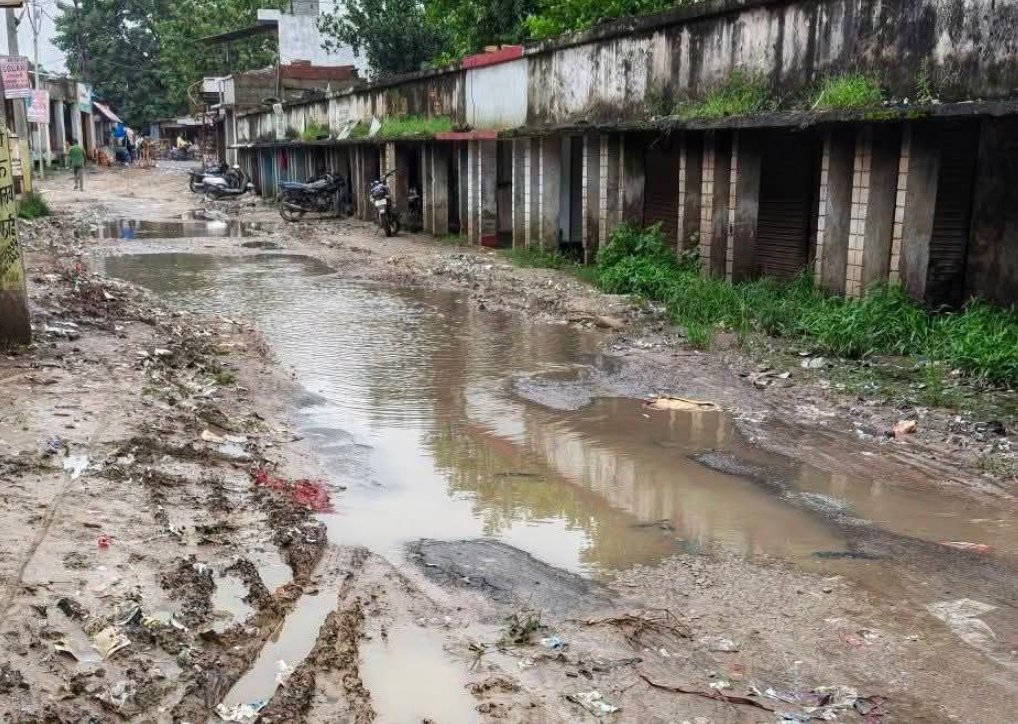 पटेल चौराहे से रेलवे स्टेशन मार्ग बदहाल, बारिश में धंसी सड़क ने बढ़ाई परेशानी
