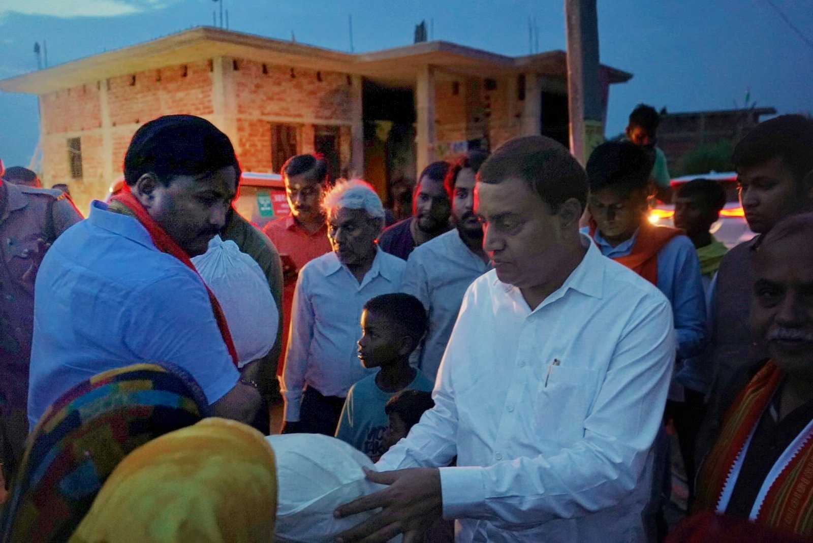 बाढ़ प्रभावित परिवारों के बीच पहुंचे कृष्णानंद पाण्डेय, चिरमूली में बांटी राहत सामग्री