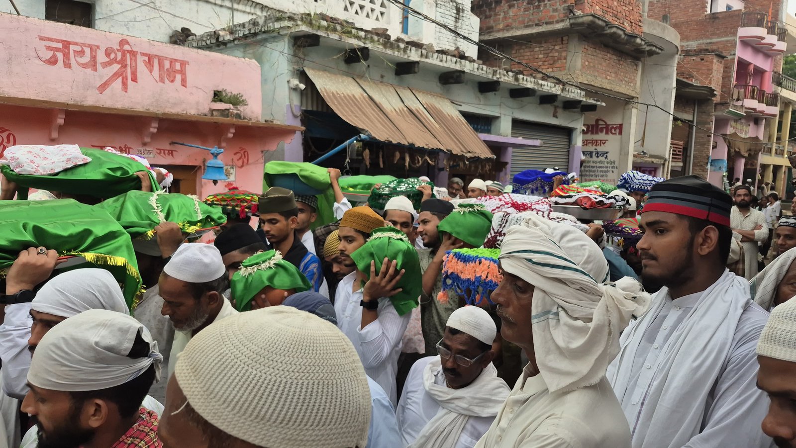 53वें उर्स मुबारक में दिखी गंगा-जमुनी तहज़ीब, हिंदू-मुस्लिम ने मिलकर चढ़ाई चादर