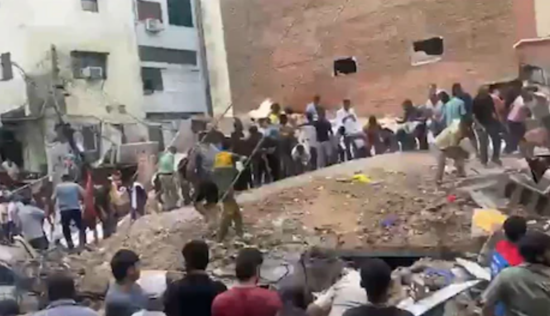 दिल्ली के सत्य निकेतन में बहुमंजिला इमारत ढही, मलबे में कई लोगों के फंसे होने की आशंका