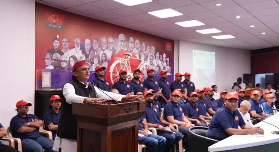 लाल कैप से ब्लू टी-शर्ट तक… अखिलेश यादव ने बताया सपा के नए ड्रेस कोड का मतलब