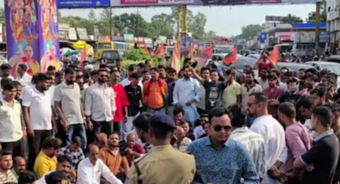 छिंदवाड़ा में भगवा झंडा हटाने पर बवाल, हिंदू संगठनों का प्रदर्शन; निगम कमिश्नर ने खुद लगाया झंडा