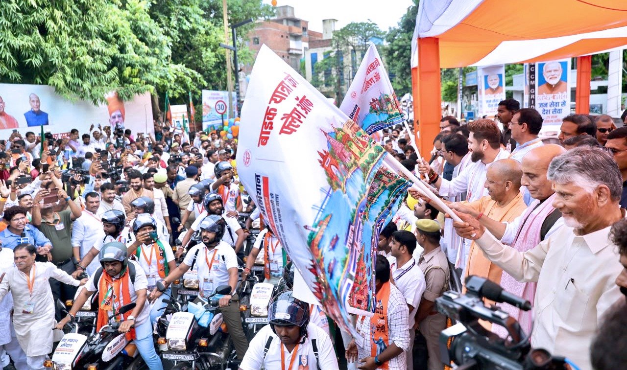 काशी से वडनगर तक निकला ‘सेवा संकल्प’, 250 बाइक पर 500 यात्री रवाना