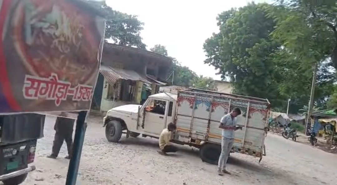 ऊंचडीह बाजार तिराहे पर नाली के कमजोर ढक्कन में फंसी बोलेरो पिकअप
