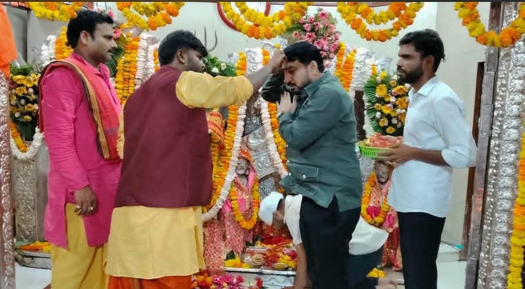 अमरेंद्र भारद्वाज ने किया मां चंद्रिका देवी के दर्शन, मांगा क्षेत्र के लिए सुख शांति का आशीर्वाद।