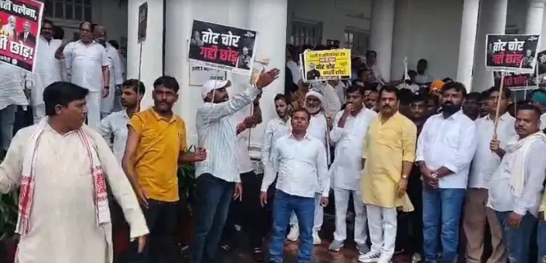 ज्ञानेश कुमार को गिरफ्तार करो’ के नारों से गूंजी सड़कें, CEC के खिलाफ कांग्रेस का देशव्यापी प्रदर्शन