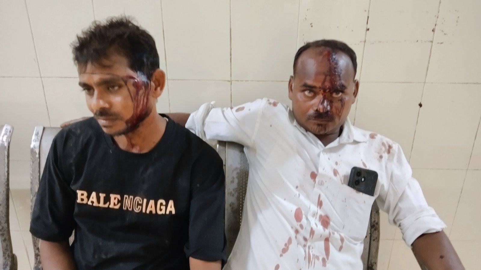 गांव के दबंगों ने दो सगे भाइयों पर किया जानलेवा हमला।Village bullies carried out a deadly attack on two real brothers.