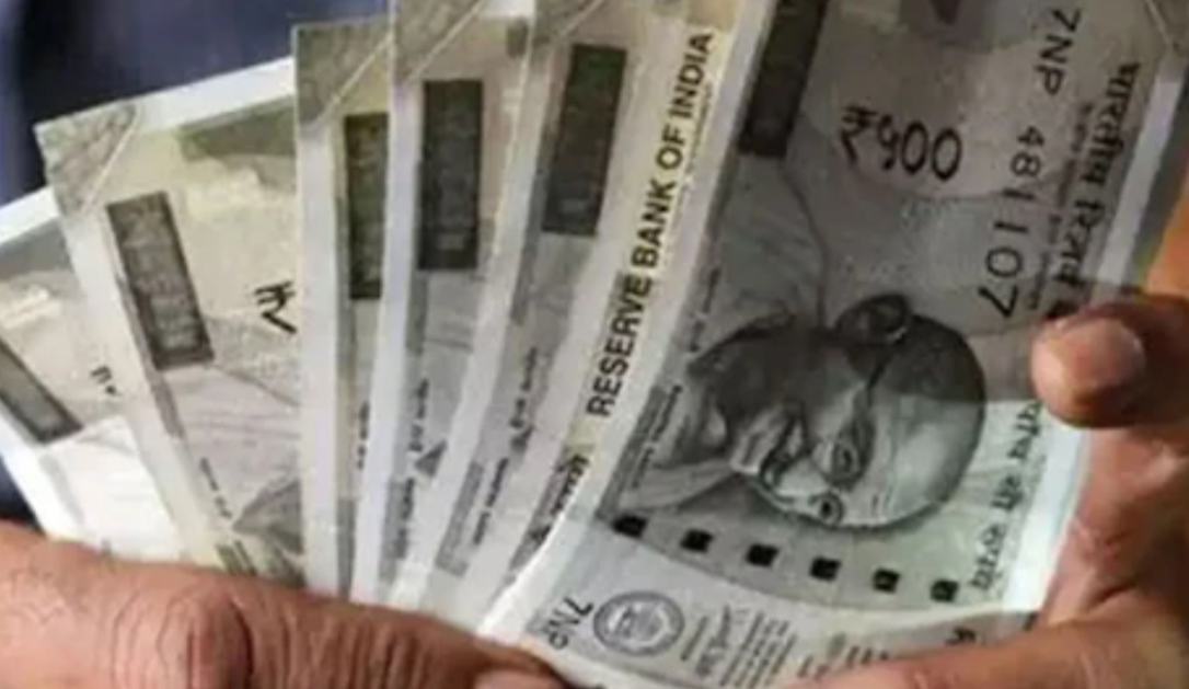 सरकारी कर्मचारियों की बल्ले-बल्ले, त्योहारों से पहले बढ़ा DA; अब इतनी मिलेगी बढ़ी हुई सैलरी